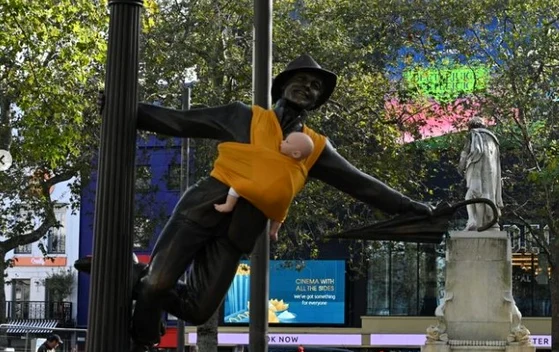 Statuia lui Gene Kelly, cunoscut pentru scena din „Singing in the Rain” - Foto X