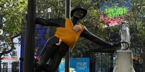 Statui cu marsupiu, Londra Foto X