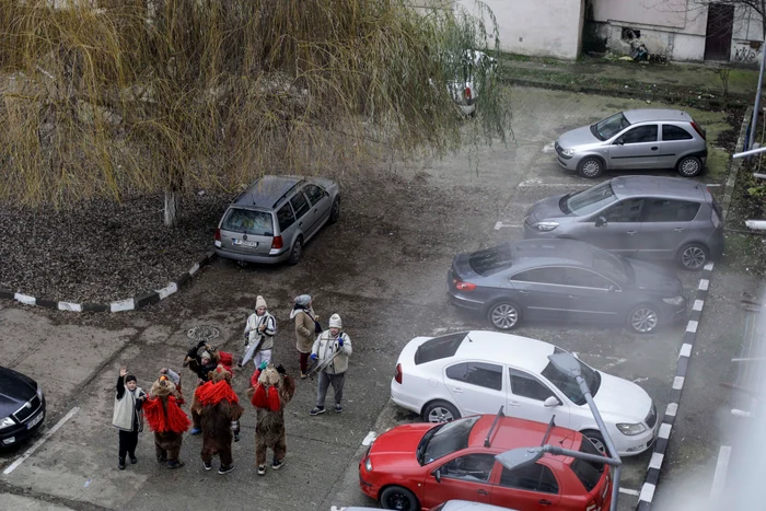 Colindător bătut cu bâta pe o stradă din Huedin. Un tânăr l-a lovit fiindcă nu știa versurile unei piese