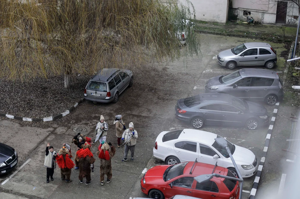 Colindător bătut cu bâta pe o stradă din Huedin. Un tânăr l-a lovit fiindcă nu știa versurile unei piese