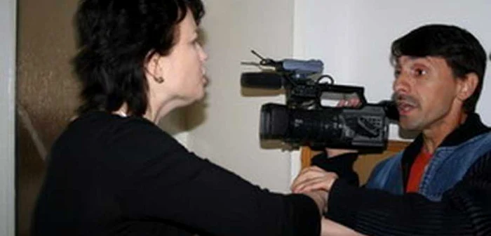 Marinela Dobrea a încercat să-i smulgă camera operatorului Pro Tv Florin Jaglău