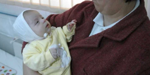 Bacău: Zeci de cupluri din Bacău aşteaptă să înfieze un copil