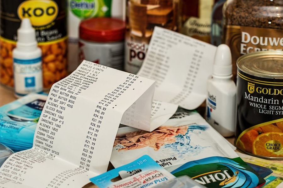 Casele de marcat automate, mai costisitoare decât se așteptau supermarketurile. De ce revin unii comercianți la casieri