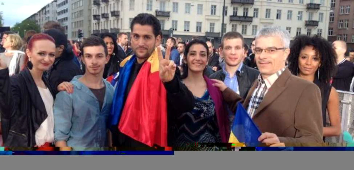 Cezar şi delegaţia României pe covorul roşu, înconjuraţi de fani FOTO TVR