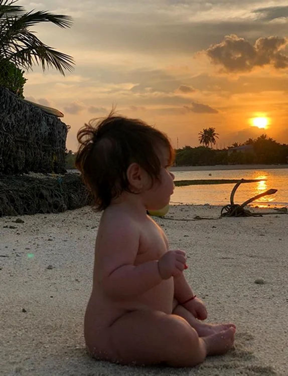 Micuța Rita, adorabilă, pe plajă