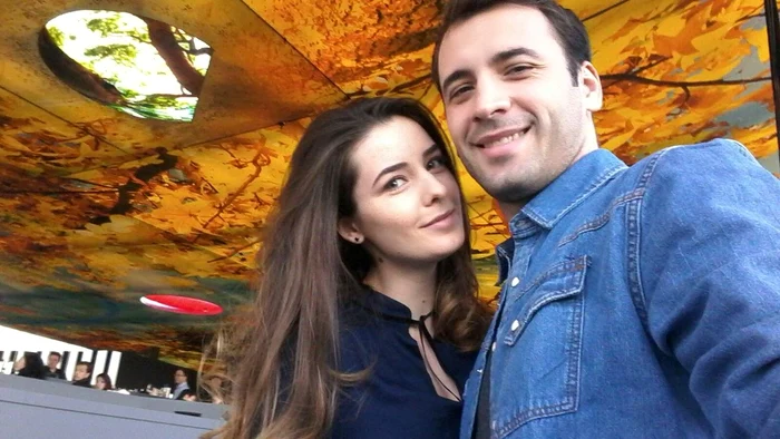 Daniel și Marina Nițoiu, în ziua nunții. Nașa lor este Monica Dascălufoto: arhivă personală