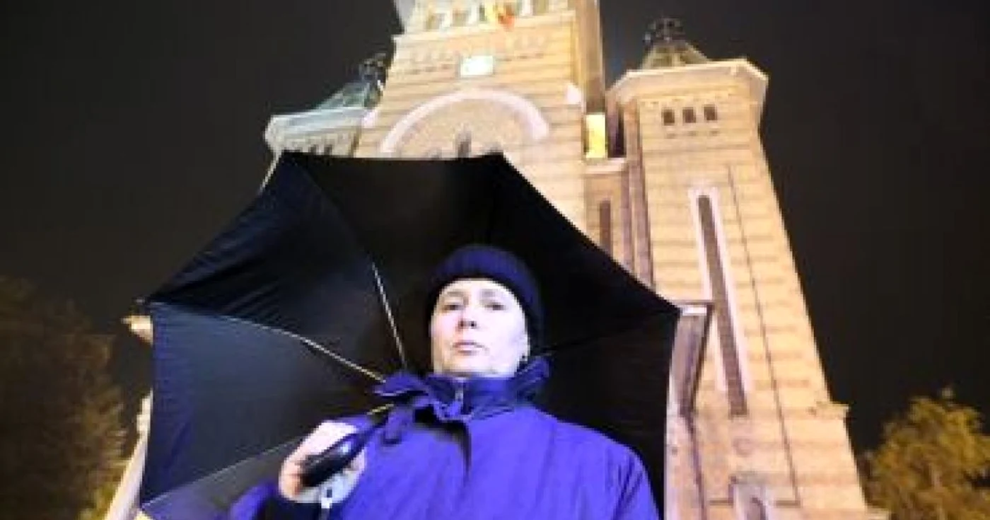 Ericha Wittman în faţa Catedralei 