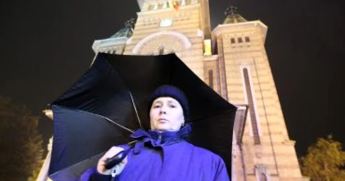 Ericha Wittman în faţa Catedralei
