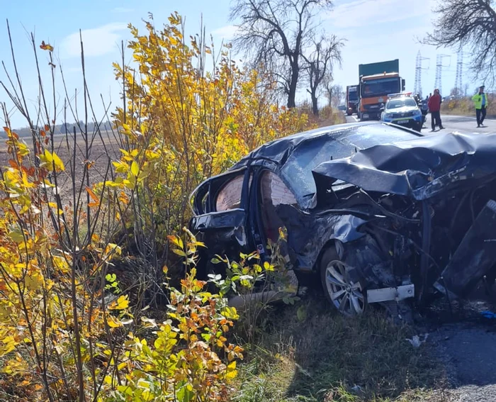 În mașina cel mai grav avariată se aflau trei persoane. FOTO ISU Argeș