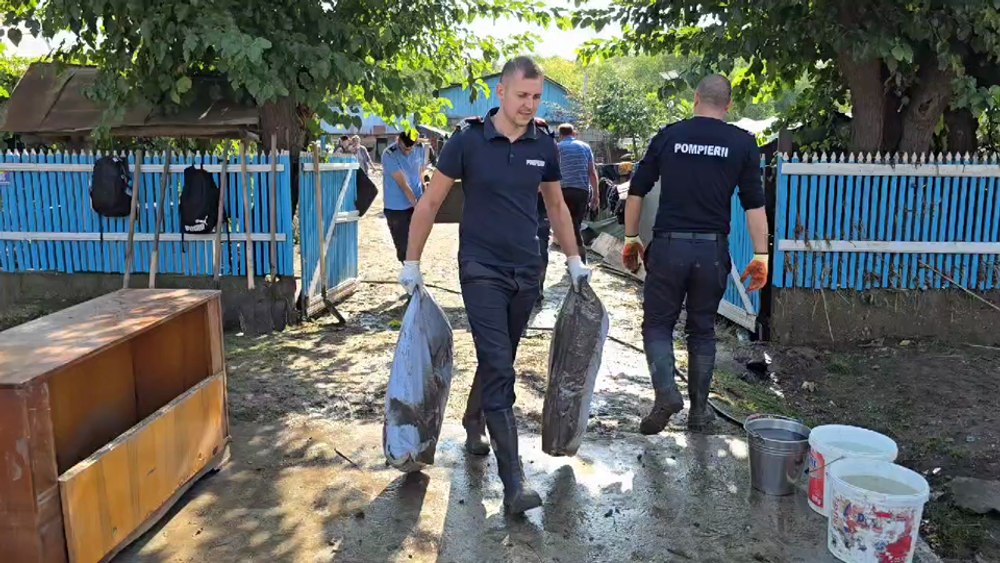 Pompierii intervin la foc continuu în Galaţi pentru a salva ce se mai poate din zonele calamitate. Imagini din cele mai afectate localităţi