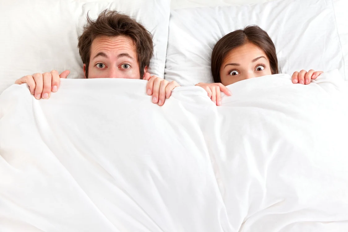 Vizionarea în exces a filmelor erotice provoacă stări de anxietate bărbaţilor şi sentimente de nesiguranţă femeilor FOTO: Shutterstock