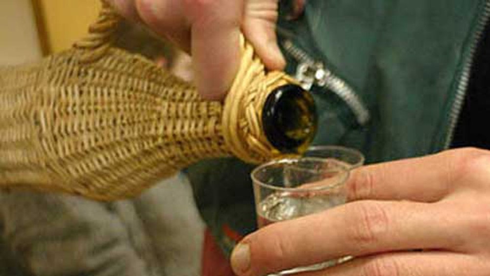 Un băiat de 14 ani s-a îmbătat cu rachiu. Puștiul a fost găsit de bunică, iar părinții vor plăti amenda