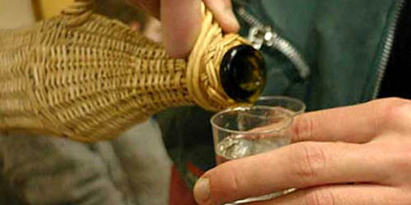tuica alcool 9876543 40537800 jpeg