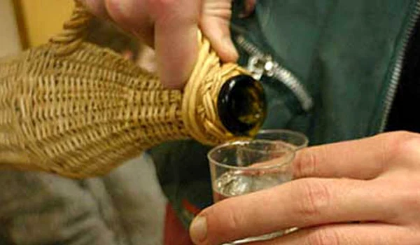 tuica alcool 9876543 40537800 jpeg