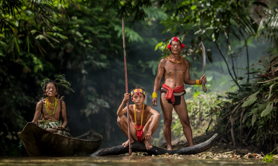 Aventurile unor români alături de oamenii junglei din triburile Mentawai / foto: arhiva Click!