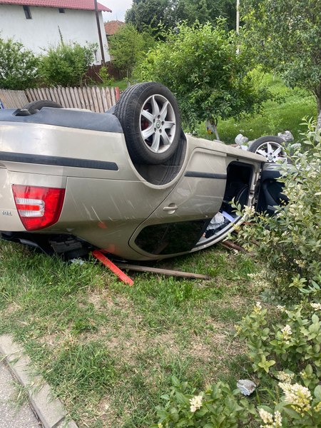 Viraj ca-n filme. O mașină a rupt gardul unei gospodării din Argeș și s-a răsturnat