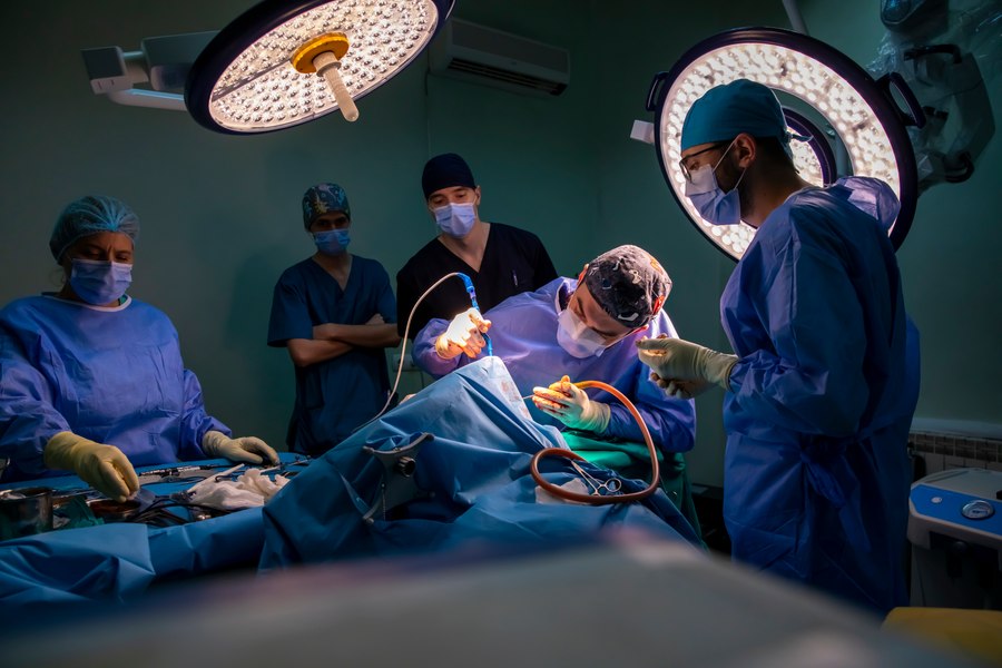 Pacient cu o tumoră cerebrală-gigant operat la Spitalul Militar București. Medic: „Nu reușea să mai găsească nicio șapcă pe măsură”