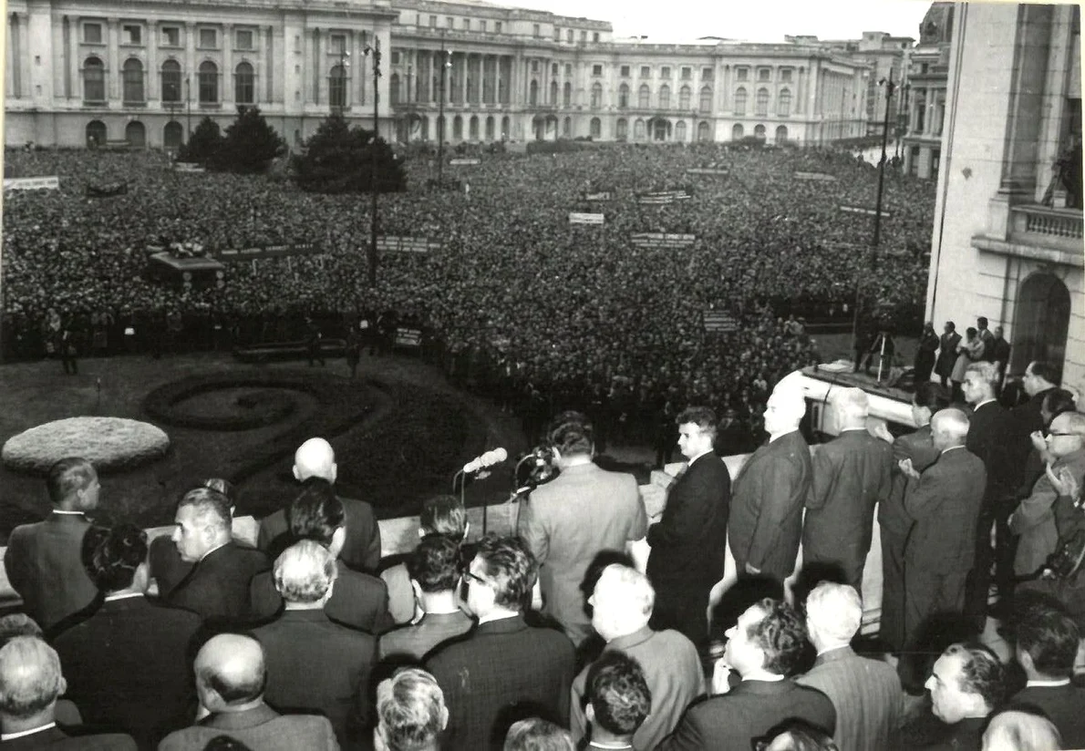 21 august 1968. Adunarea populară din Piața Palatului Republicii fotografiată din balconul clădirii CC al PCR (© Arhivele Naționale ale României, fond ISISP, fototeca N. Ceausescu, foto 174)