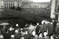 21 august 1968. Adunarea populară din Piața Palatului Republicii fotografiată din balconul clădirii CC al PCR (© Arhivele Naționale ale României, fond ISISP, fototeca N. Ceausescu, foto 174)