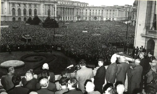 21 august 1968. Adunarea populară din Piața Palatului Republicii fotografiată din balconul clădirii CC al PCR (© Arhivele Naționale ale României, fond ISISP, fototeca N. Ceausescu, foto 174)