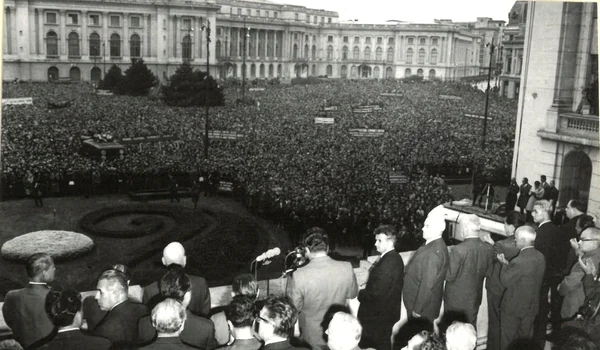 21 august 1968. Adunarea populară din Piața Palatului Republicii fotografiată din balconul clădirii CC al PCR (© Arhivele Naționale ale României, fond ISISP, fototeca N. Ceausescu, foto 174)