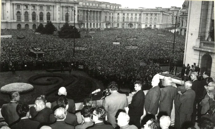 21 august 1968. Adunarea populară din Piața Palatului Republicii fotografiată din balconul clădirii CC al PCR (© Arhivele Naționale ale României, fond ISISP, fototeca N. Ceausescu, foto 174)