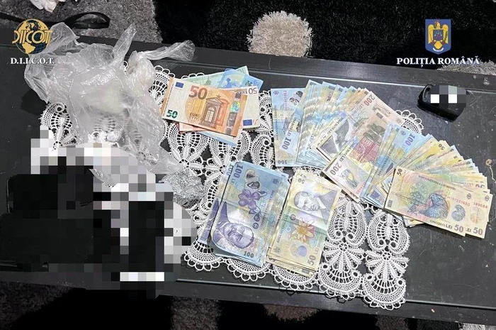 Au fost găsite droguri, bani și arme FOTO Poliția Română