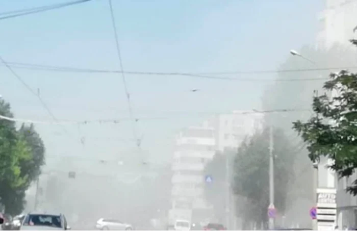 Norol de praf ce a acoperit Iaşiul imediat ce a început demolarea clădirii Foto ziaruldeiasi.ro