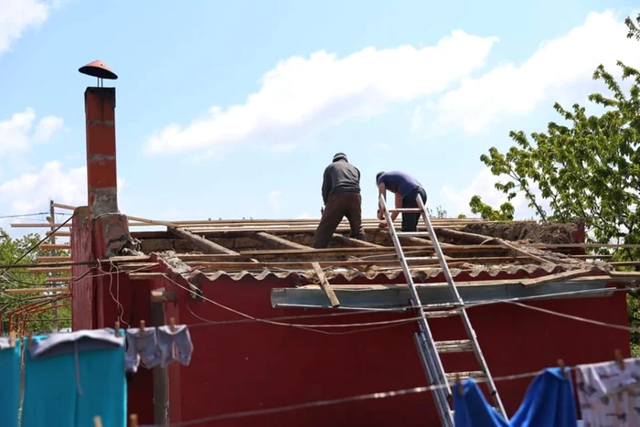 Tornada din30 aprilie a lăsat mai multe case fără acoperişuri FOTO Facebook/CJC