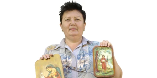 Hunedoara: PORTRET / Elena Sicoe pictează sfinţi pentru linişte
