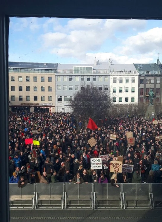 Unul dintre cele mai mari proteste din istoria Islandei, văzut de la geamul Parlamentului