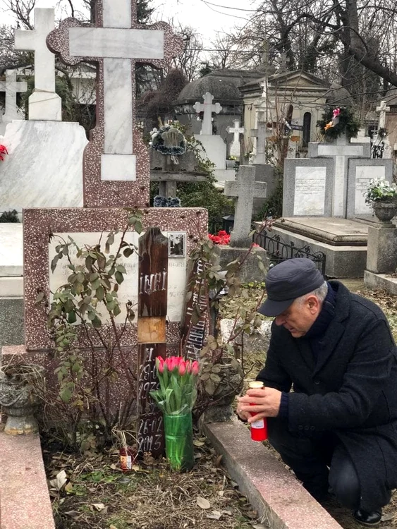 George Rotaru a aprins lumânări la mormântul fostei sale iubite