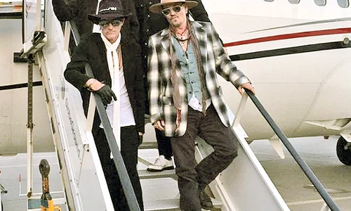 Johnny Depp a venit însoţit de Alice Cooper şi de Joe Perry,  colegii lui de scenă jpeg
