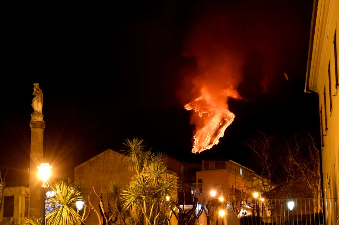 Erupţia vulcanului Etna văzută de la Milo, în apropiere de Catania FOTO EPA-EFE