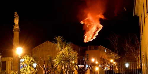 Eruptia vulcanului Etna vazuta de la Milo in apropiere de Catania FOTO EPA-EFE