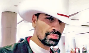 Connect R  a ajuns în  Canada cu  pălărie de  cowboy jpeg