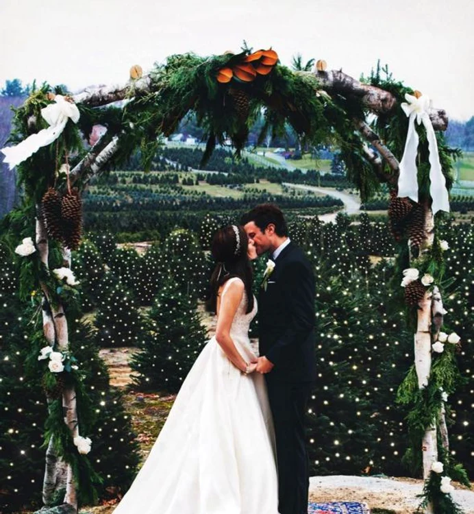 Sarah Vickers și Kiel Patrick s-au căsătorit la o fermă de brazi de Crăciun