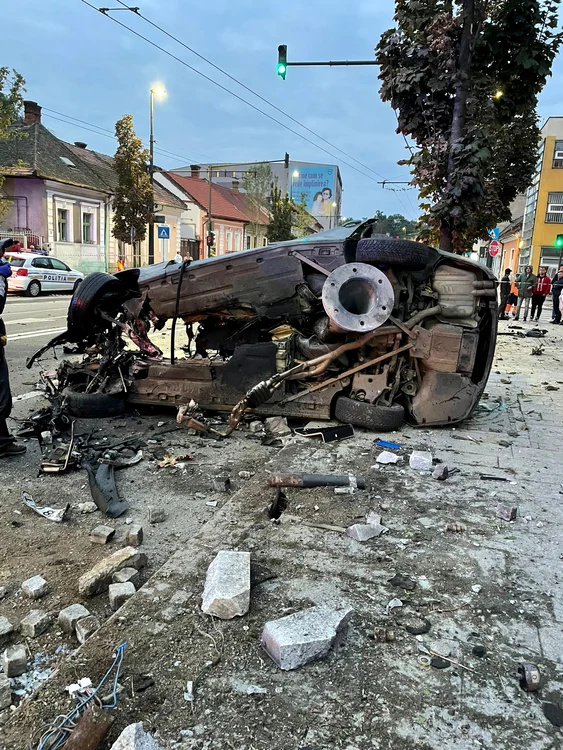 Mașina distrusă în accidentul de la Calea Moților din Cluj-Napoca SURSA ISU Cluj