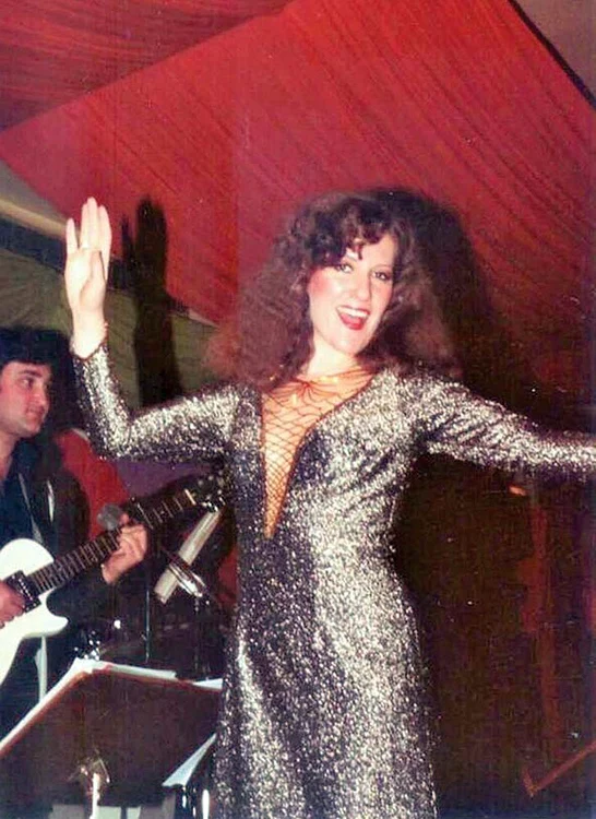 1987. Îndrăgita cântăreață făcea furori cu șlagărul ”Ani de liceu”, care a „bucurat” o generație întreagă