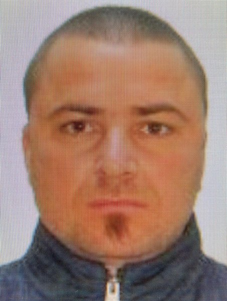 Poliția îl caută pe bărbatul din Mureș care și-ar fi omorât și incendiat iubita. Cine îl vede trebuie să sune la 112