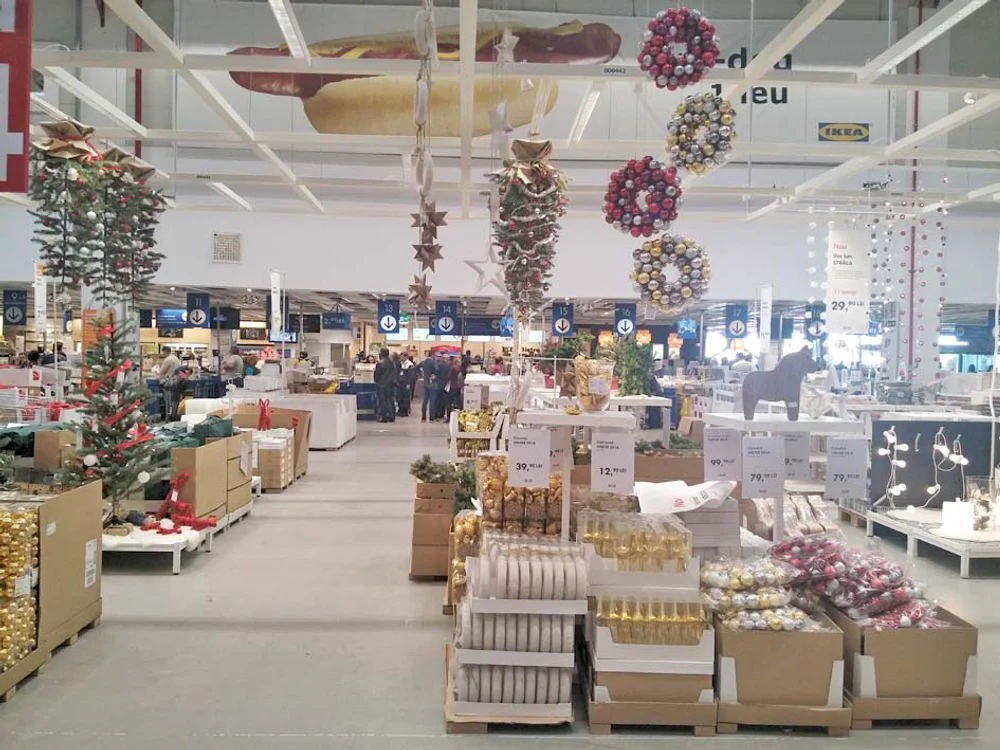 Într-un magazin din nordul  Capitalei a fost deja amenajat  raionul pentru decorațiunile  specifice Sărbătorilor de iarnă 