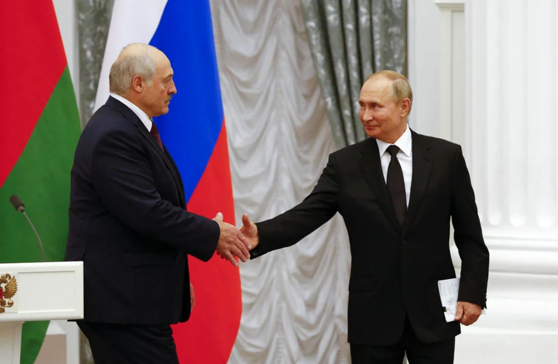 Aleksandr Lukașenko (stânga), un aliat al lui Vladimir Putin (dreapta) FOTO Arhivă