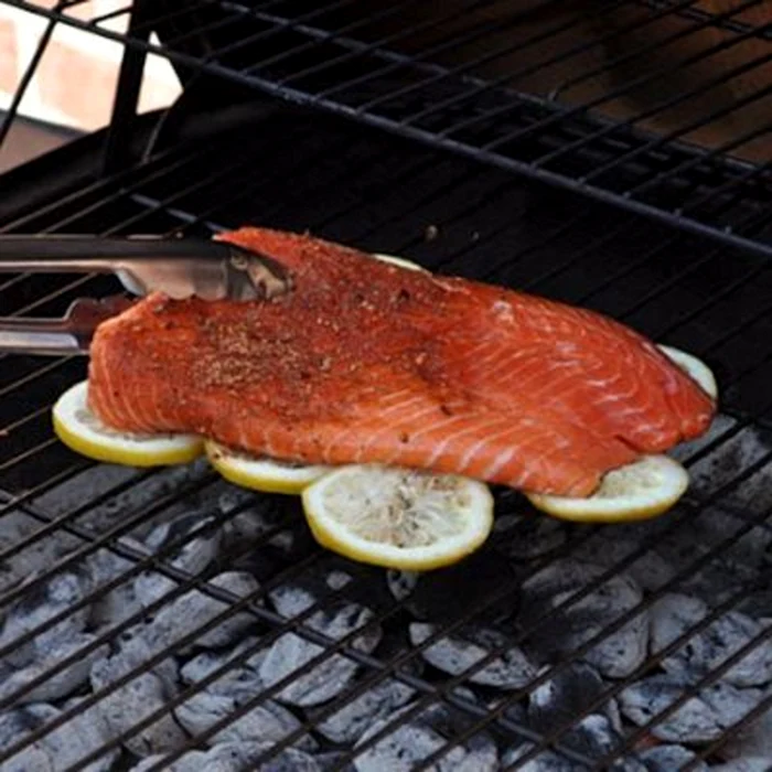 Peștele pus pe felii de lămâie nu se va mai lipi niciodată de grătar