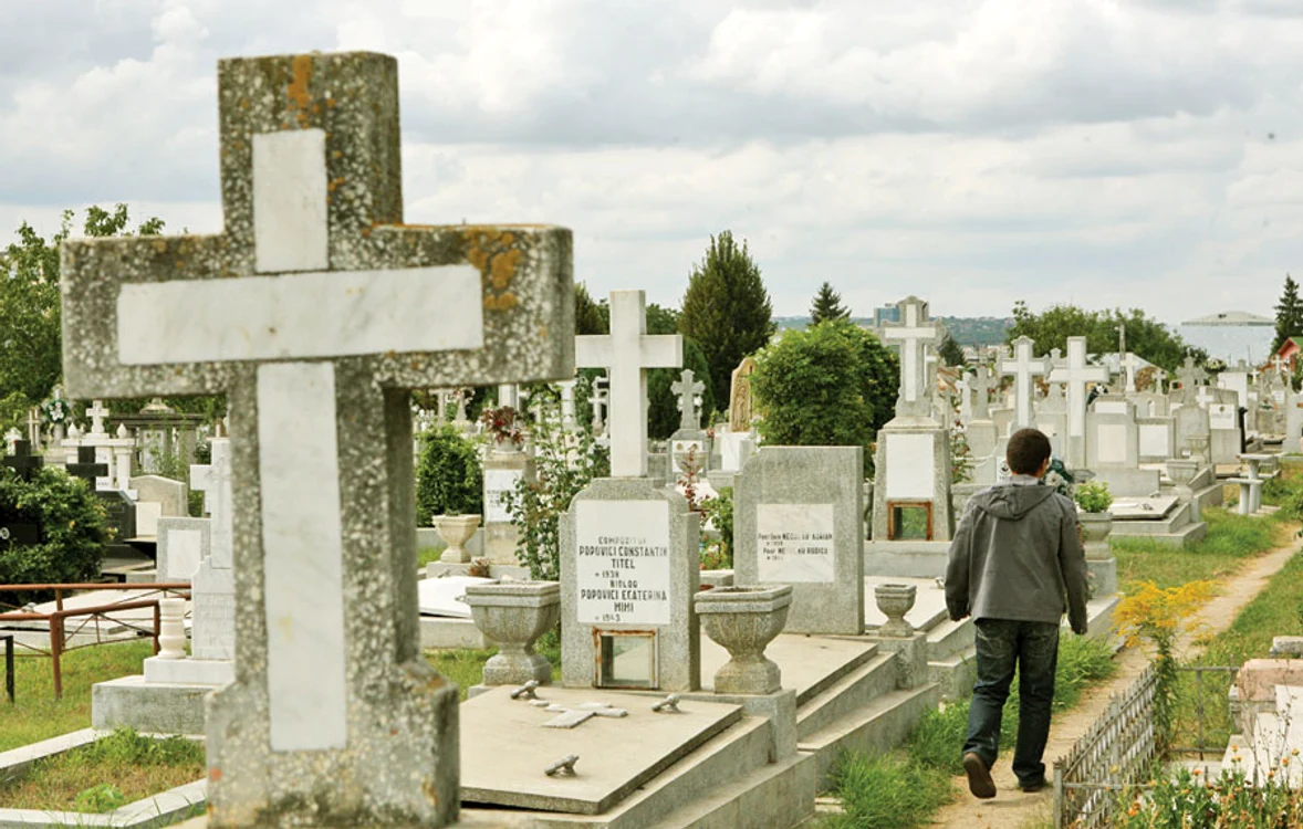 
    Cimitirul Eternitatea,  cel mai mare  din Iași, e arhiplin  