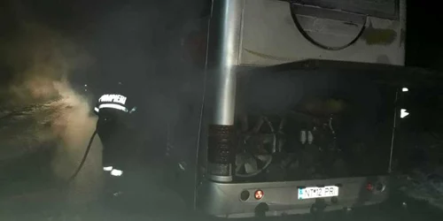 Incendiu la roata unui autocar FOTO news.ro