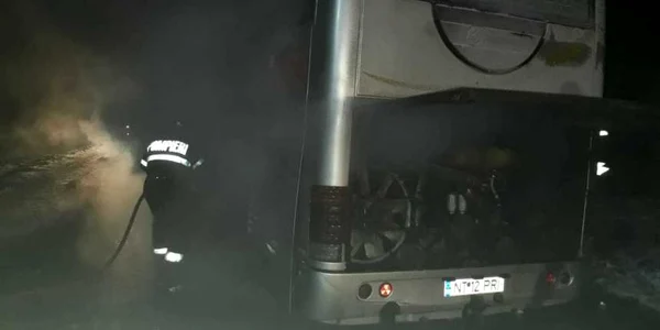 Incendiu la roata unui autocar FOTO news.ro