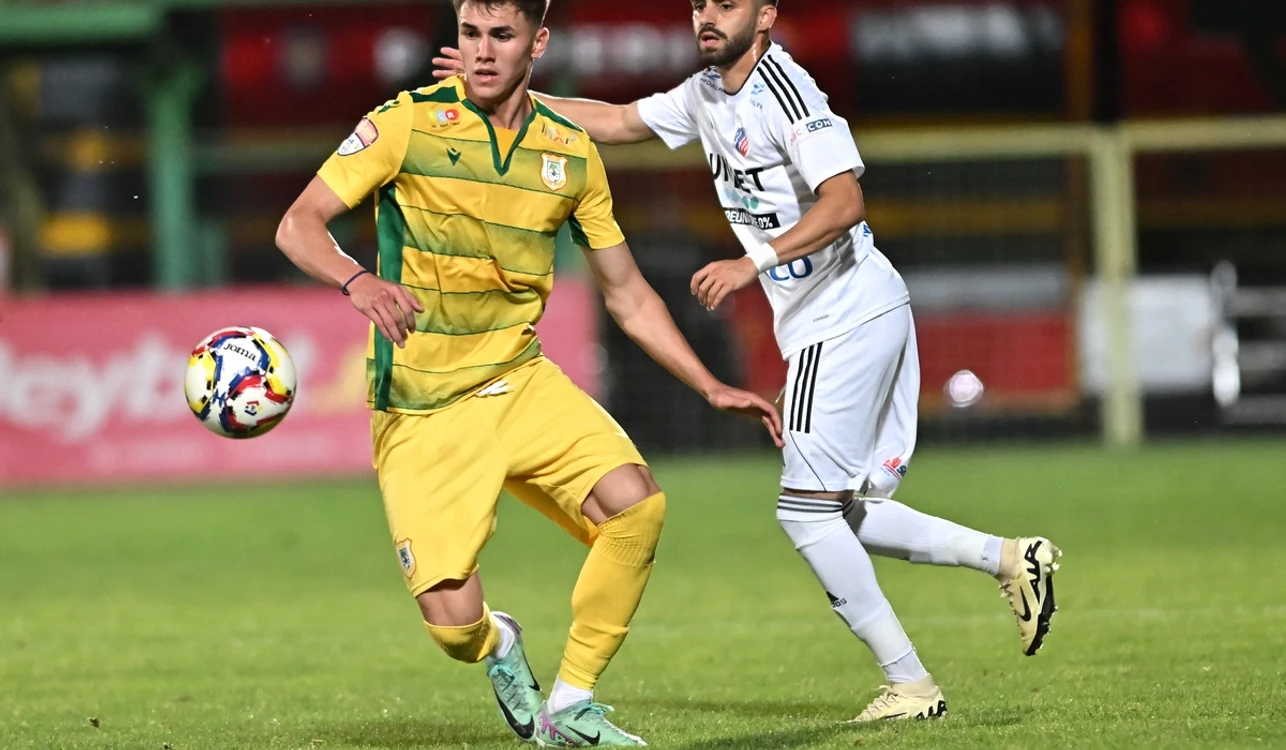 CS Mioveni (stânga) n-a avut nicio șansă cu FC Botoșani (FOTO: Sportpictures)