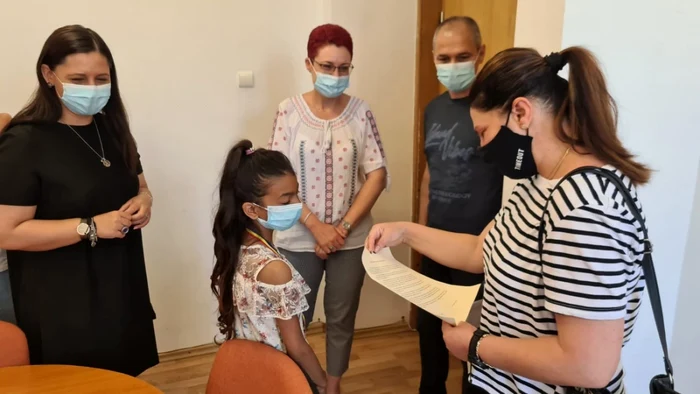 Maria a fost felicitată de antrenoare şi de reprezentanţii DGASPC Argeş. Foto: DGASPC Argeş