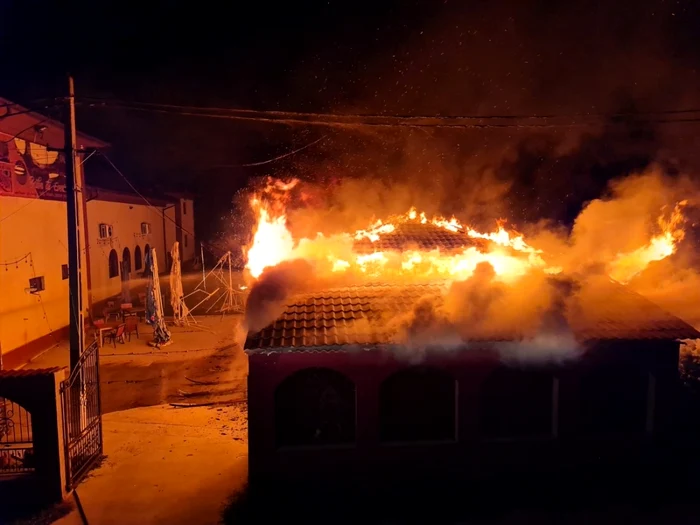 Incendiu de proporţii la un restaurant din Argeş