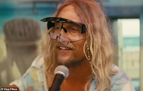 Matthew McConaughey, în vârstă de 49 de ani, joacă rolul unui drogat excentric